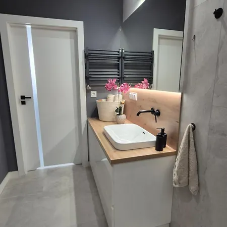 Apartamento St Wojciech Hill Apartment, Free Parking, Air-conditioning, Self Check-in 24h *