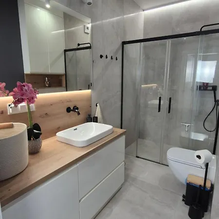 St Wojciech Hill Apartment, Free Parking, Air-conditioning, Self Check-in 24h