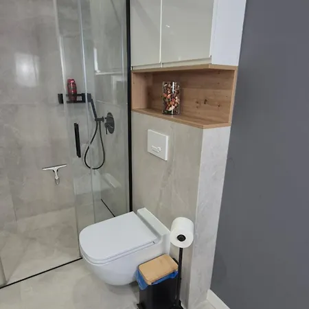 St Wojciech Hill Apartment, Free Parking, Air-conditioning, Self Check-in 24h