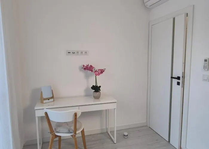 St Wojciech Hill Apartment, Free Parking, Air-conditioning, Self Check-in 24h شقة *