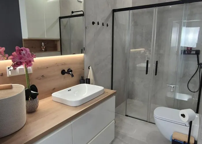 St Wojciech Hill Apartment, Free Parking, Air-conditioning, Self Check-in 24h